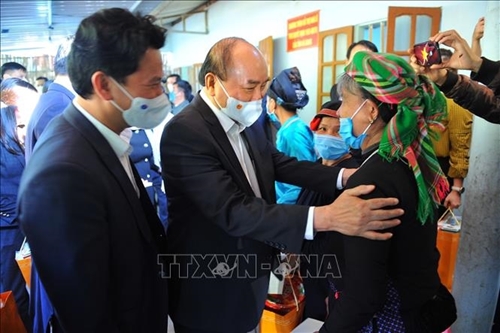 Chủ tịch nước Nguyễn Xuân Phúc thăm các hộ gia đình được hỗ trợ nhà ở tại Hà Giang 